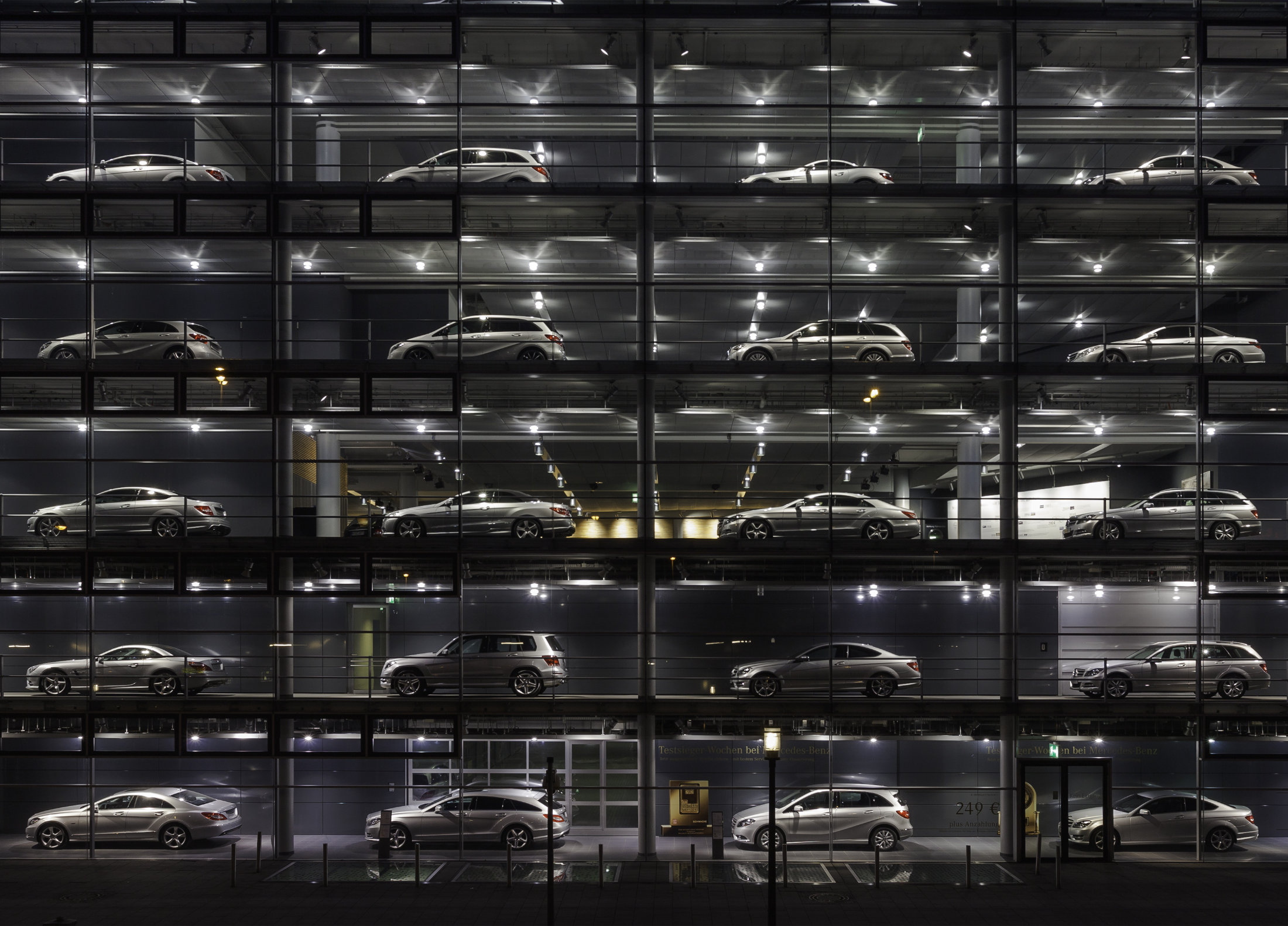 visão lateral de diversos veículos estacionados em cinco pavimentos