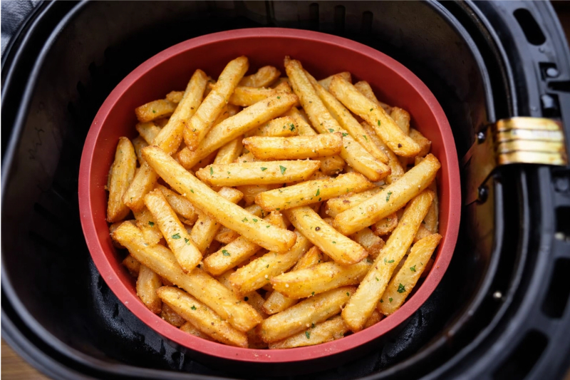 Panela de fritadeira a ar com batatas fritas