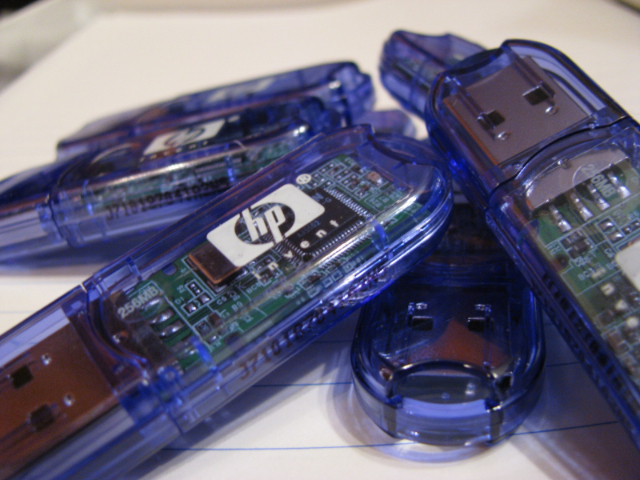 Conjunto de pendrives empilhados aleatoriamente 